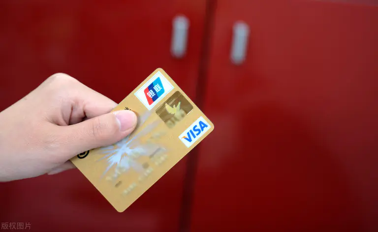 信用卡逾期2年，每月还款100，征信不良能消除吗？